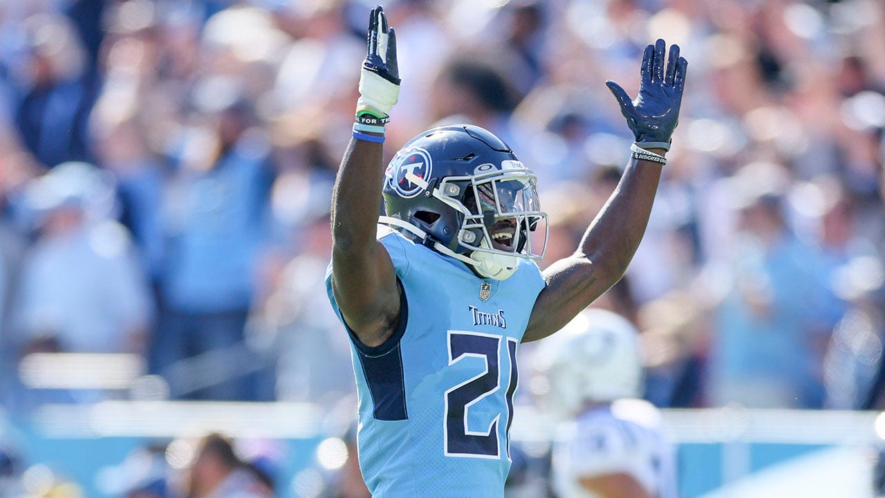 Tennessee Titans cornerback Roger McCreary (21) plays against the  Indianapolis Colts in the second half of an NFL football game Sunday, Oct.  23, 2022, in Nashville, Tenn. (AP Photo/Mark Humphrey Stock Photo - Alamy