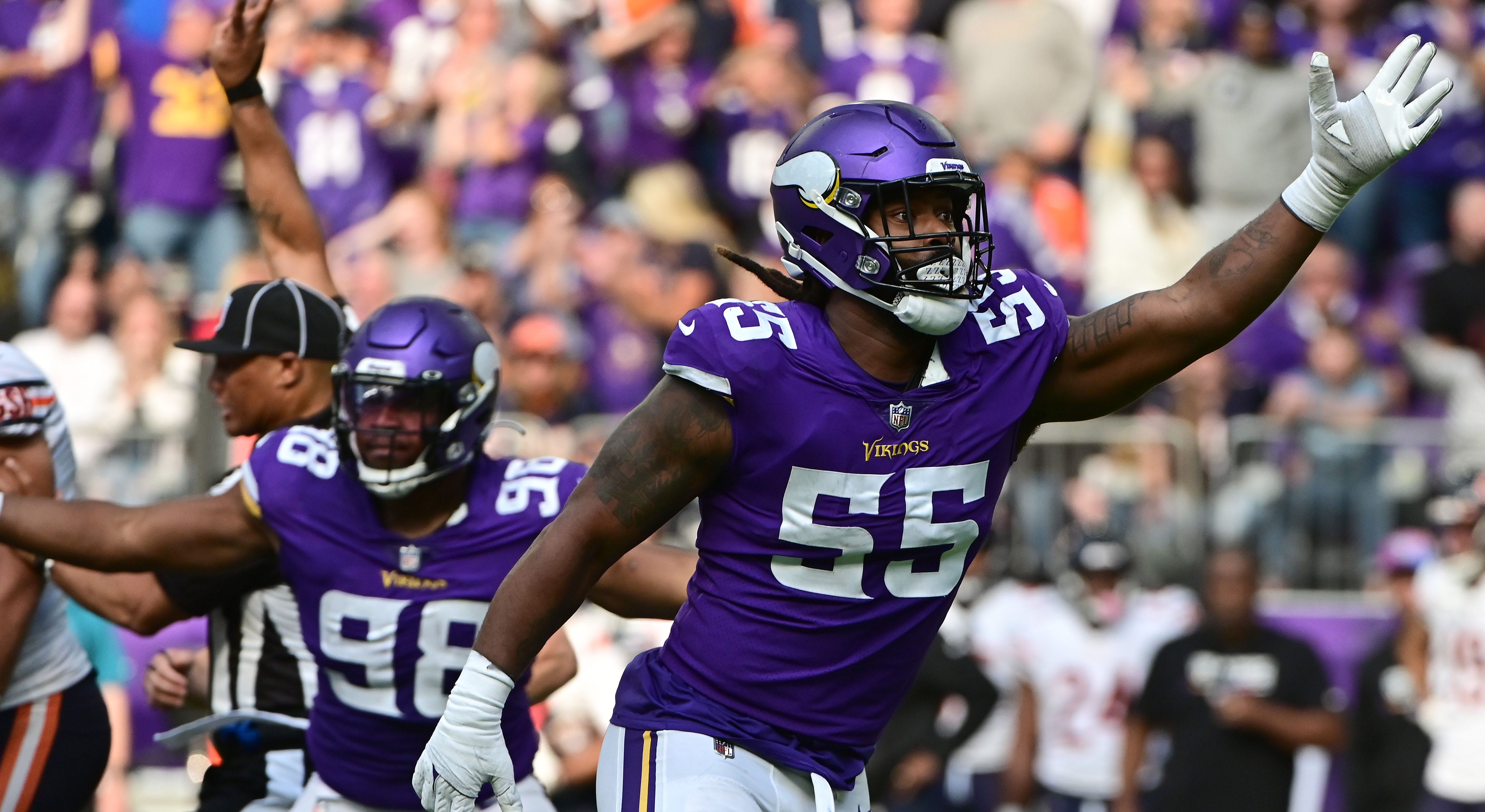 Chicago Bears defensive end Trevis Gipson (99) runs off the field at  halftime of an NFL