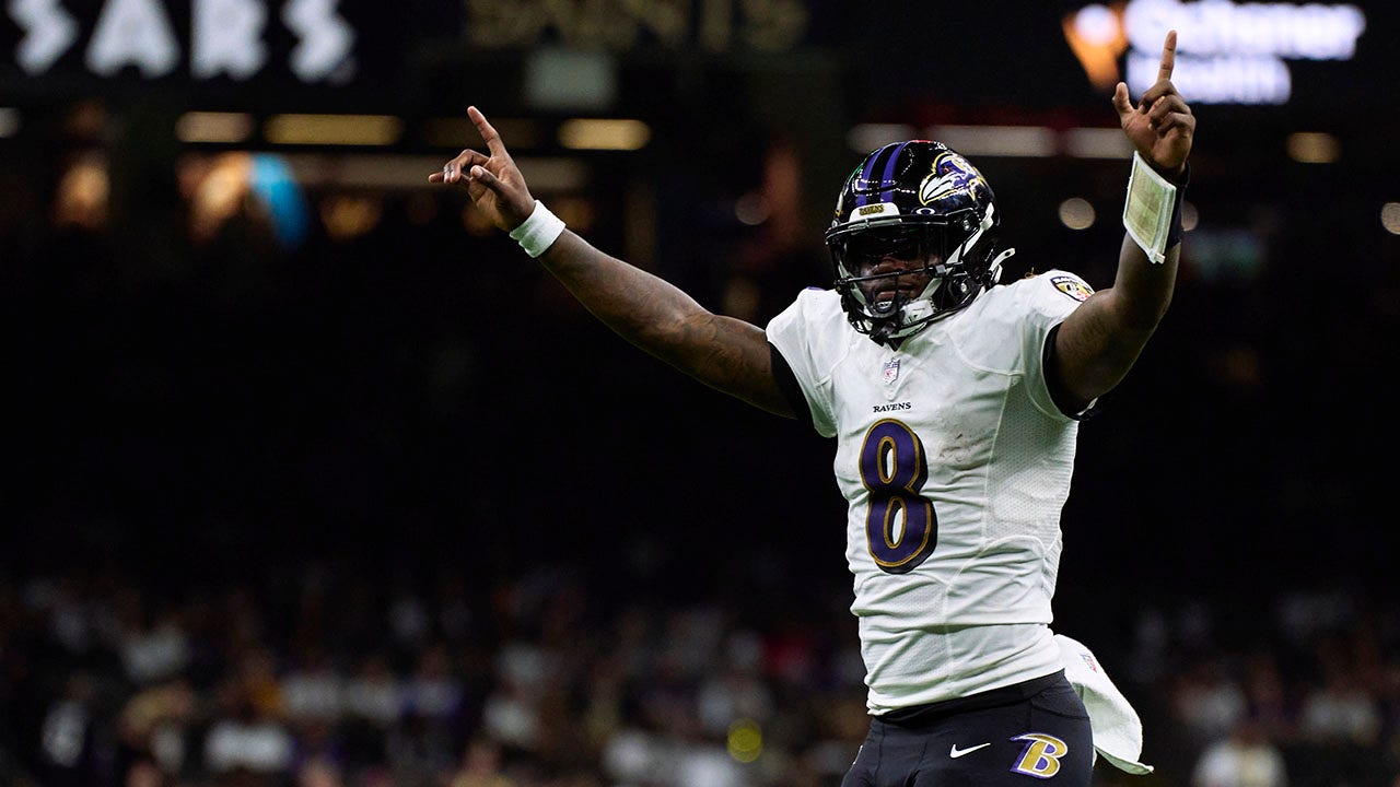 Baltimore Ravens quarterback Lamar Jackson (8) looks to pass against the  New York Giants during an NFL football game Sunday, Oct. 16, 2022, in East  Rutherford, N.J. (AP Photo/Adam Hunger Stock Photo - Alamy