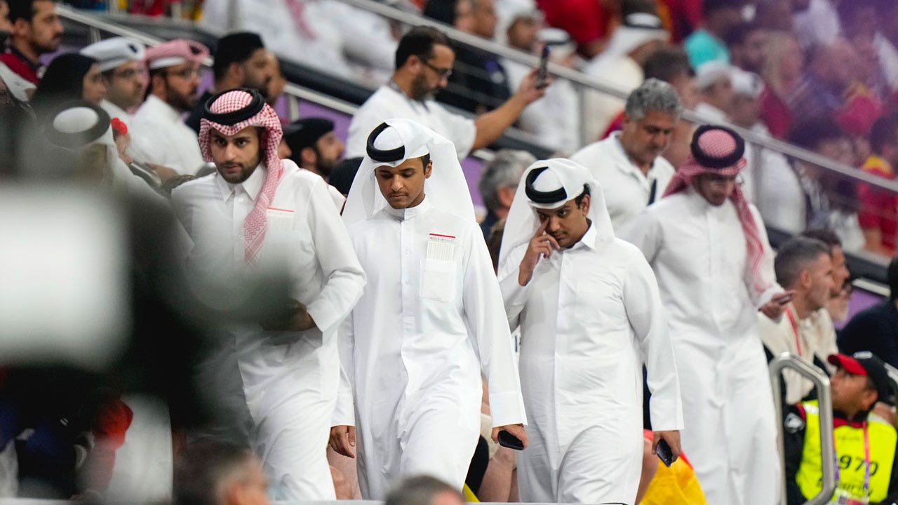 El locutor alemán de la Copa del Mundo bajo fuego después de burlarse del equipo tradicional de Qatar