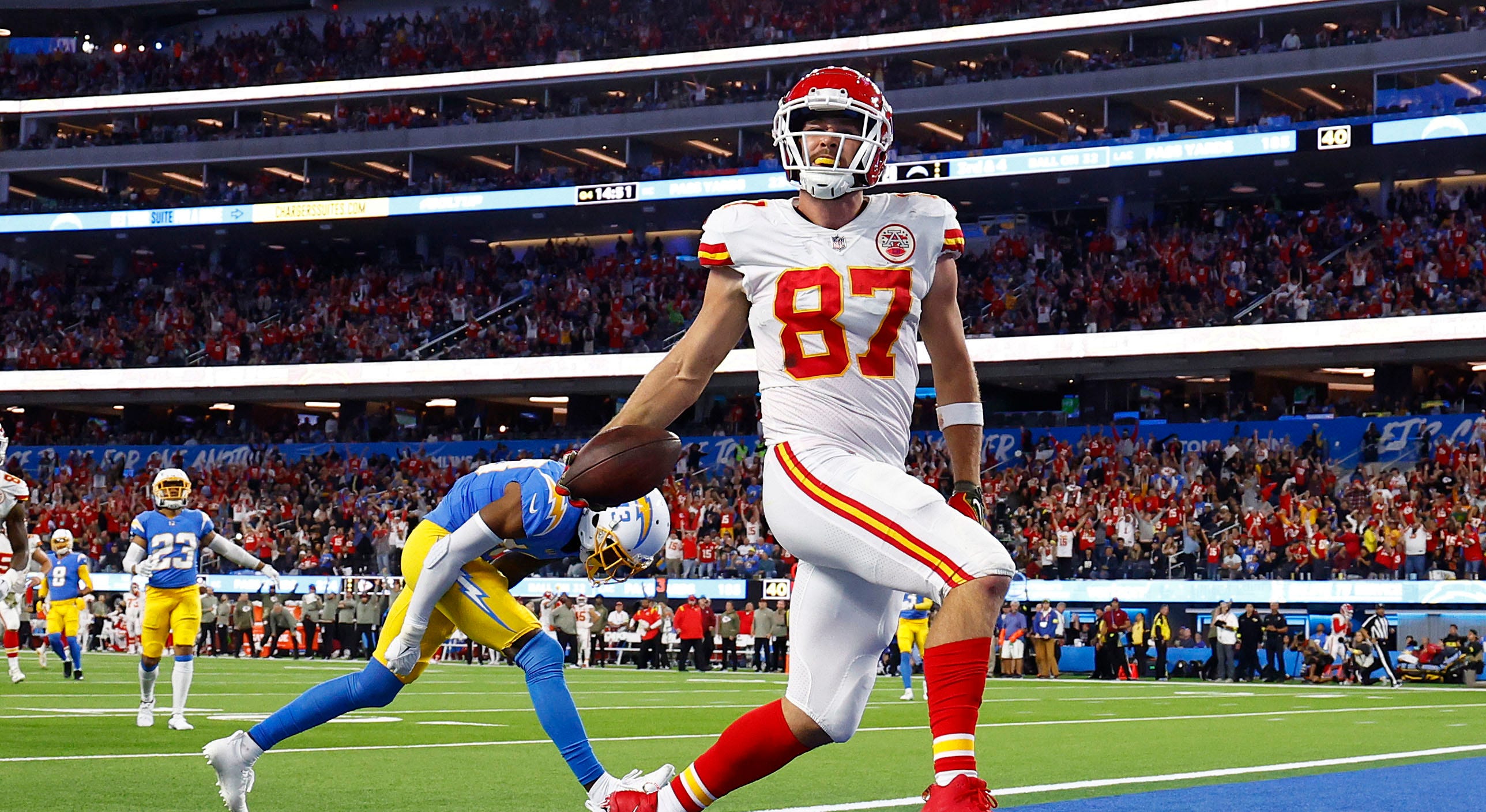 Chiefs’ Travis Kelce makes tight end history in win over Chargers