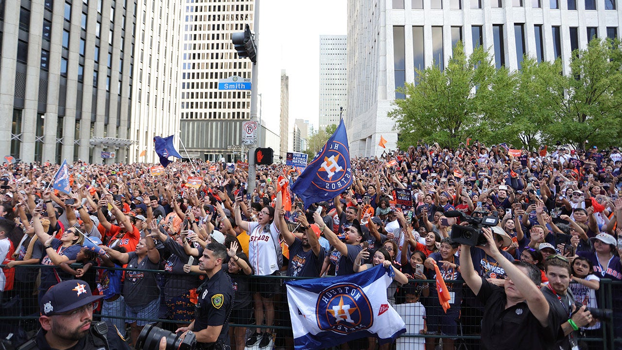 Astros fans attend World Series celebration parade en masse — The Cougar