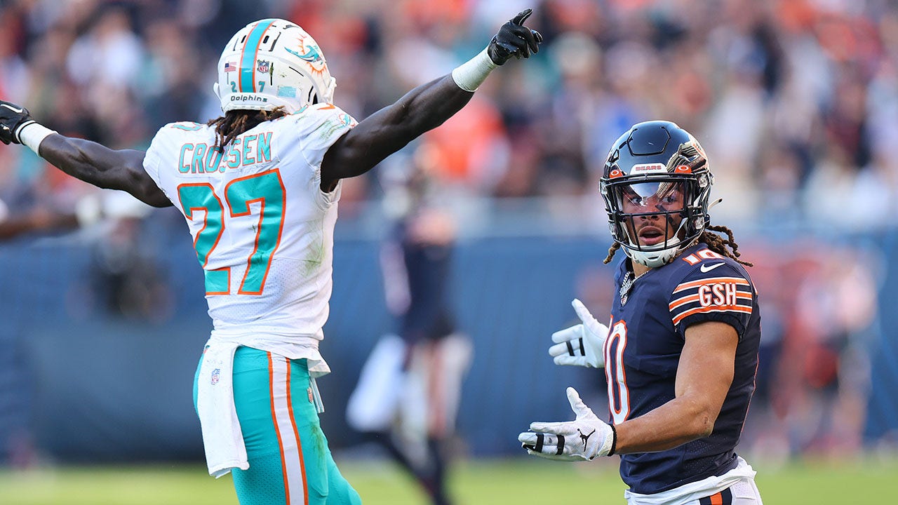 Brutal missed pass interference call costs Bears game vs. Dolphins