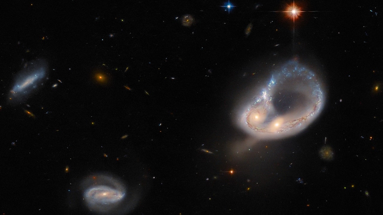 L’image du télescope spatial Hubble montre que les galaxies fusionnent à 671 millions d’années-lumière