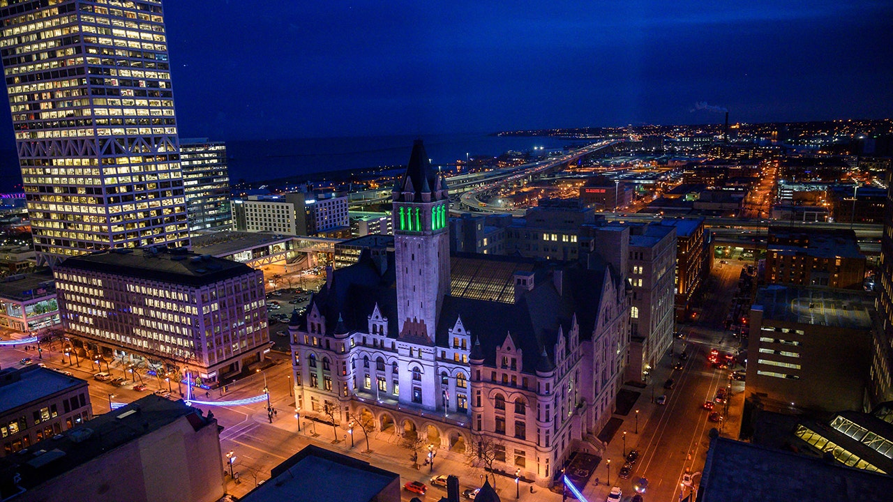 milwaukee skyline at night