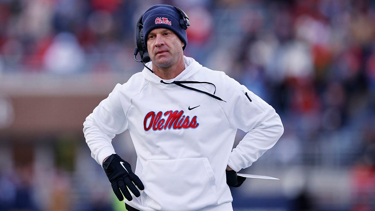 El entrenador en jefe de los Mississippi Rebels, Lane Kiffin, contra Arkansas