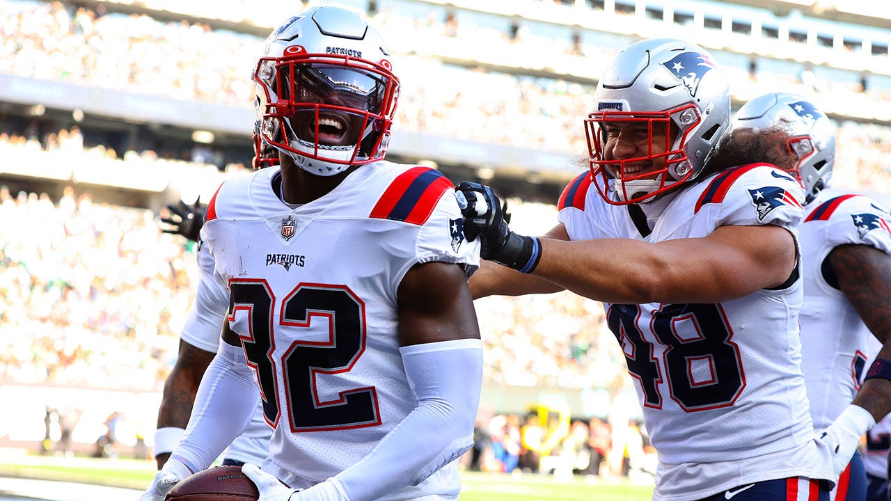 Patriots' Robert Kraft interrupts Devin McCourty presser to honor