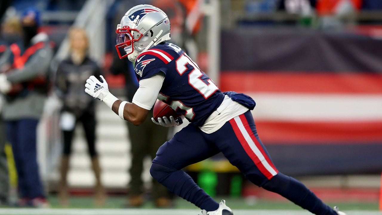 Mac Jones scores 2 TDs, Patriots score 54, embarrass Jets in Foxborough