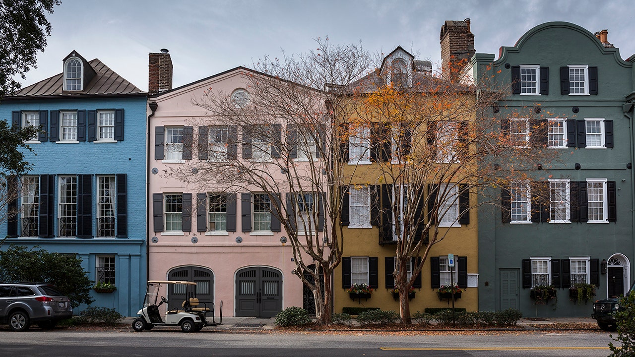 charleston rainbow row