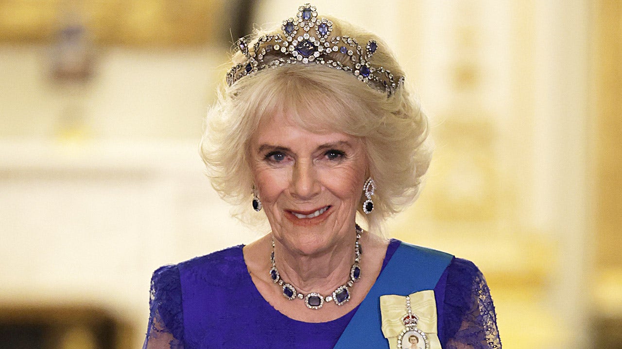 Queen Consort Camilla wears Queen Elizabeth's sapphire tiara at the state banquet. (Getty Images)