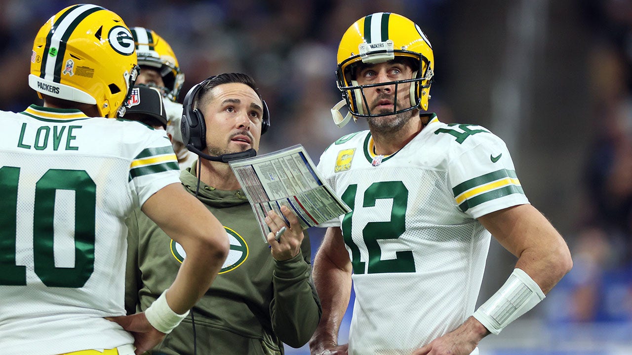 Packers' Aaron Rodgers screams at head coach Matt LaFleur for not throwing  challenge flag vs. Bears