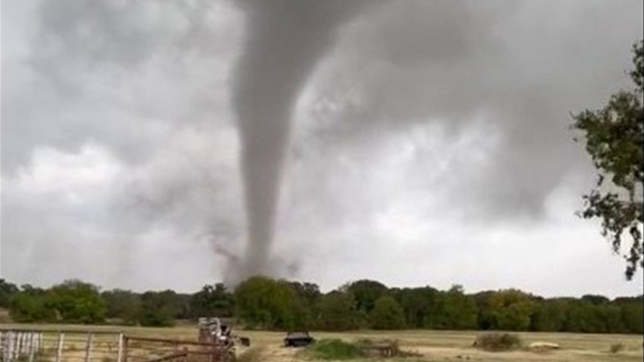 Tornadoes touch down, severe thunderstorms drench North Texas, Oklahoma ...