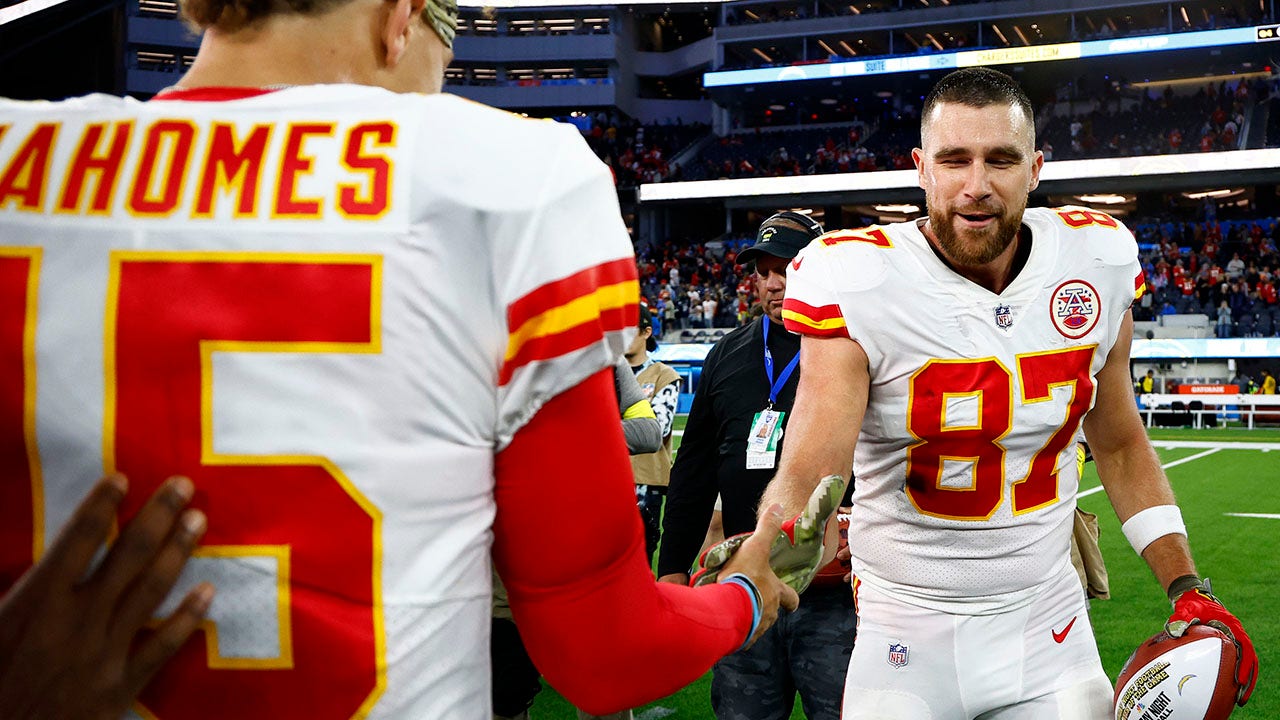 Patrick Mahomes roasts Travis Kelce after star TE botches first