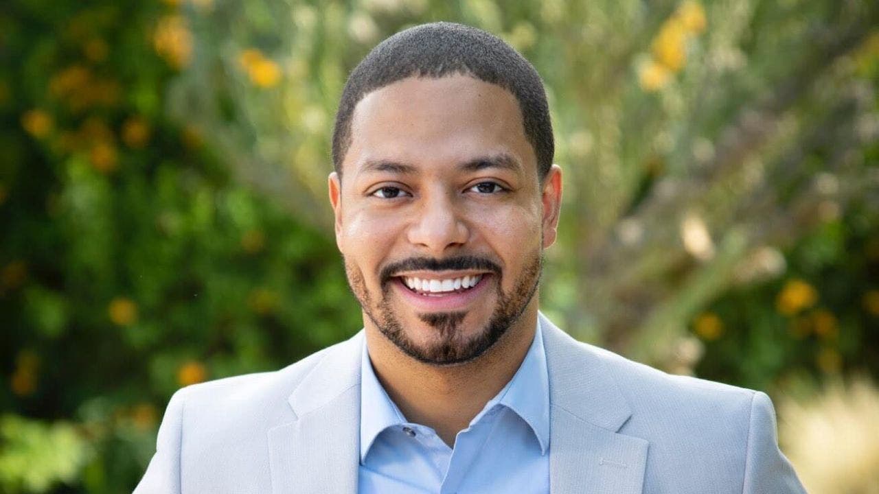 You are currently viewing Arizona Democrat Jevin Hodge resigns over college sexual misconduct claims