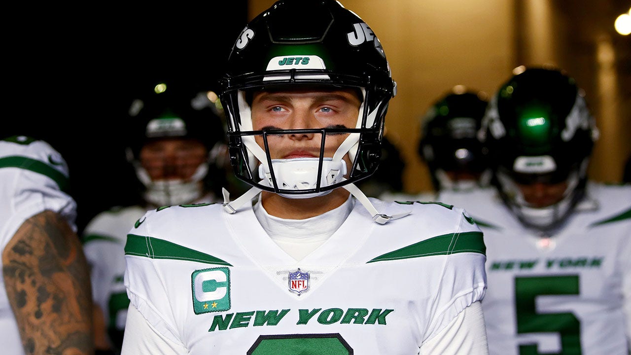 Jets' Zach Wilson benched ahead of Bears game following atrocious
