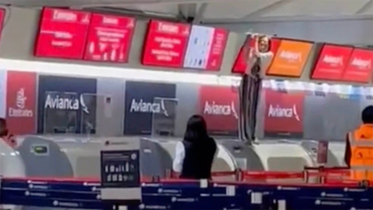 Die Wut eines Passagiers: Das Video zeigt eine Frau, die den Check-in-Mitarbeiter einer Fluggesellschaft am Flughafen von Mexiko-Stadt angreift