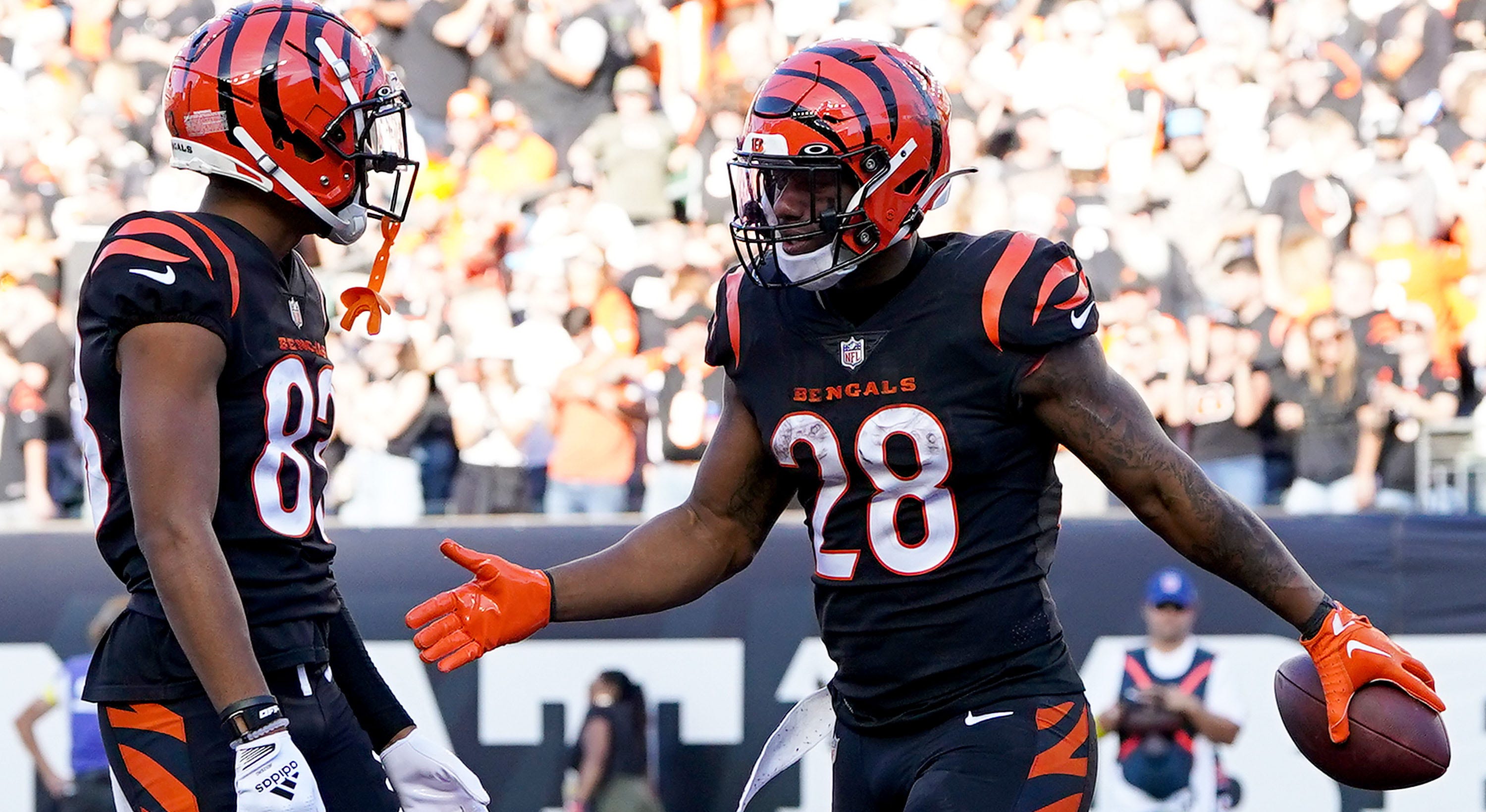 Bengals' Joe Mixon carries offense with five touchdowns, blows out Panthers  at home
