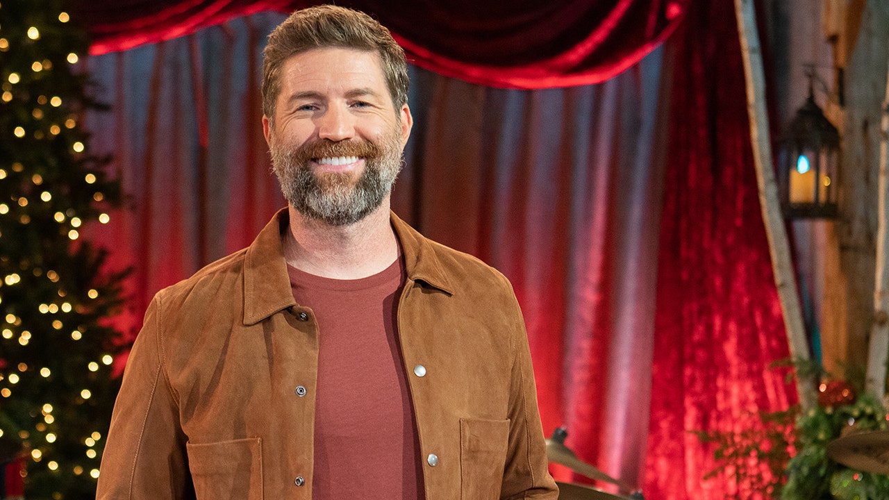 Josh Turner on faith, holiday traditions and his Christmas special 'King Size Manger'