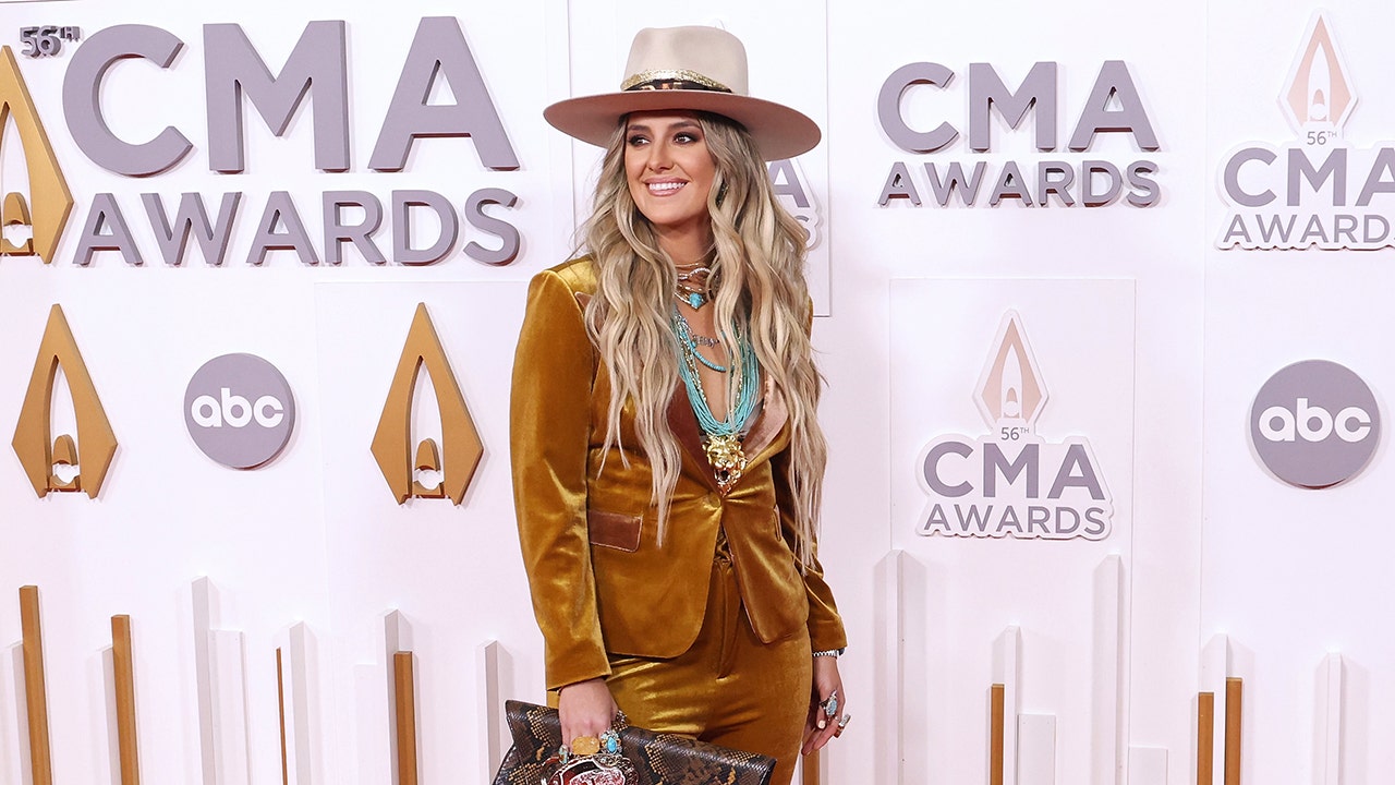 CMAs 2022: Lainey Wilson on winning Female Vocalist of the Year, walking with dad on the carpet. (Getty Images)