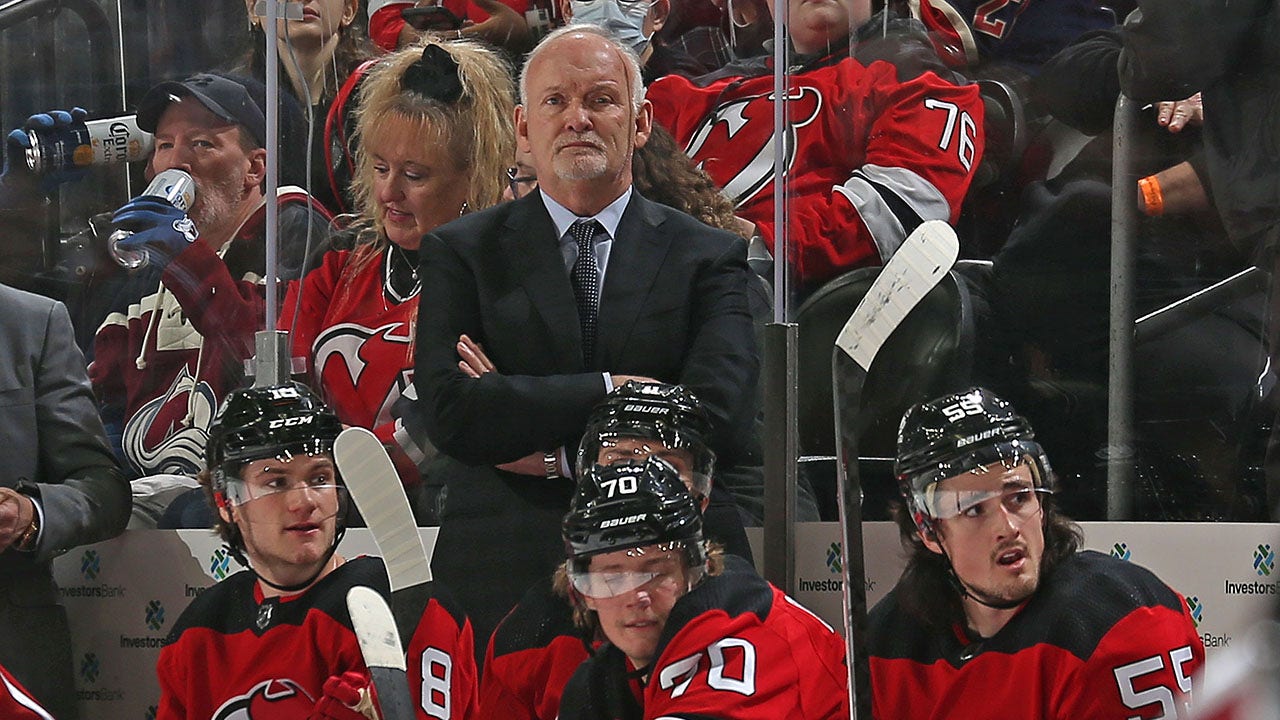 Devils fans sing 'sorry Lindy' as New Jersey extends win streak to nine