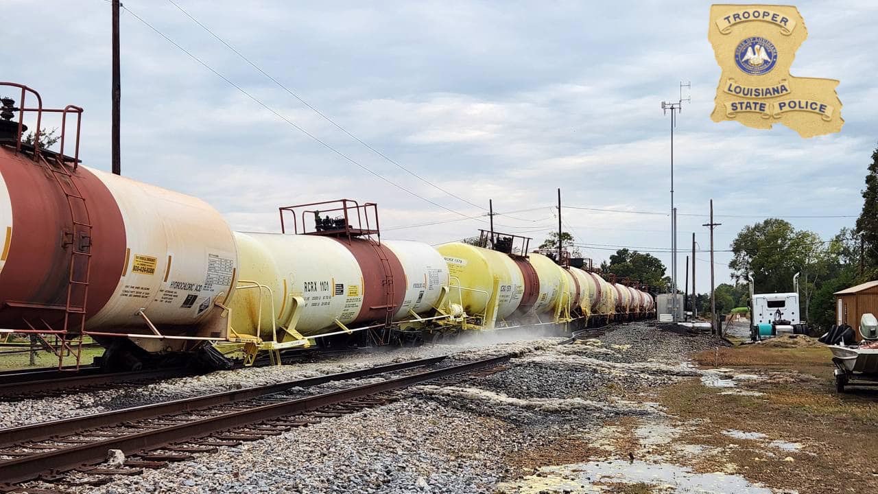 News :Louisiana parish evacuated after train derails, leaks acid