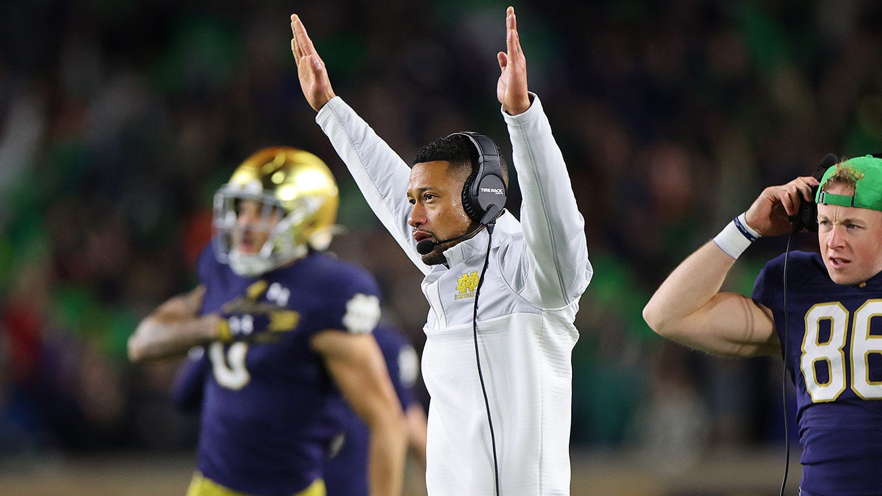 Notre Dame upsets No. 4 Clemson with dominant win
