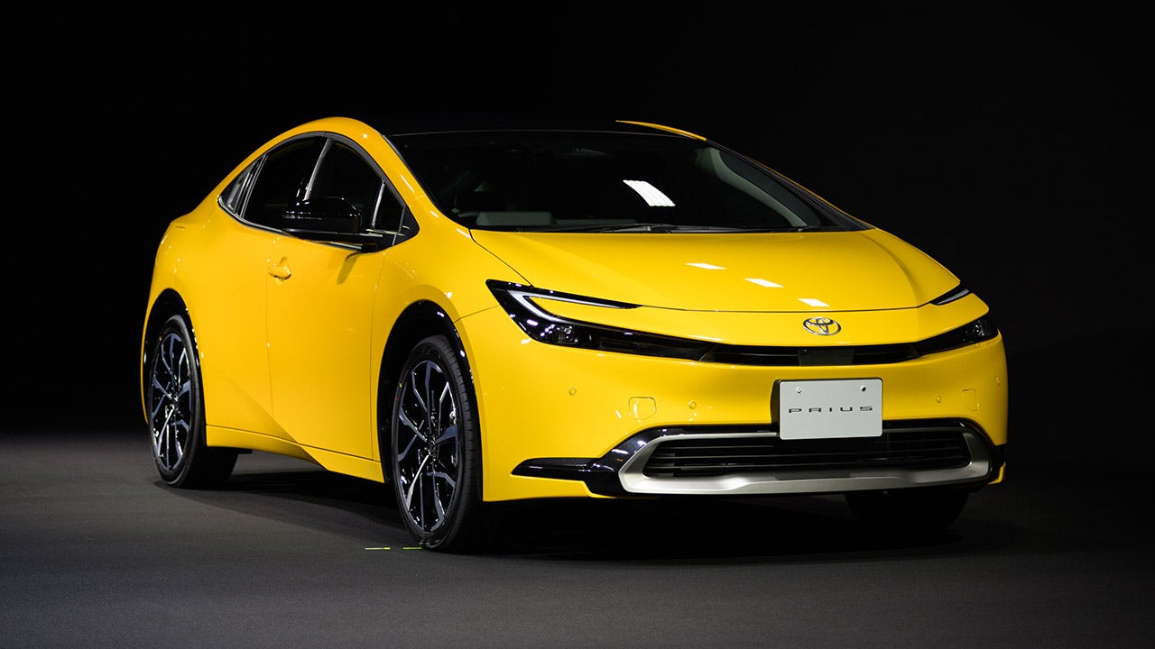 Приус желтый. Тойота Приус 2023. Toyota Prius 2023. Приус 2022. Toyota isn't.