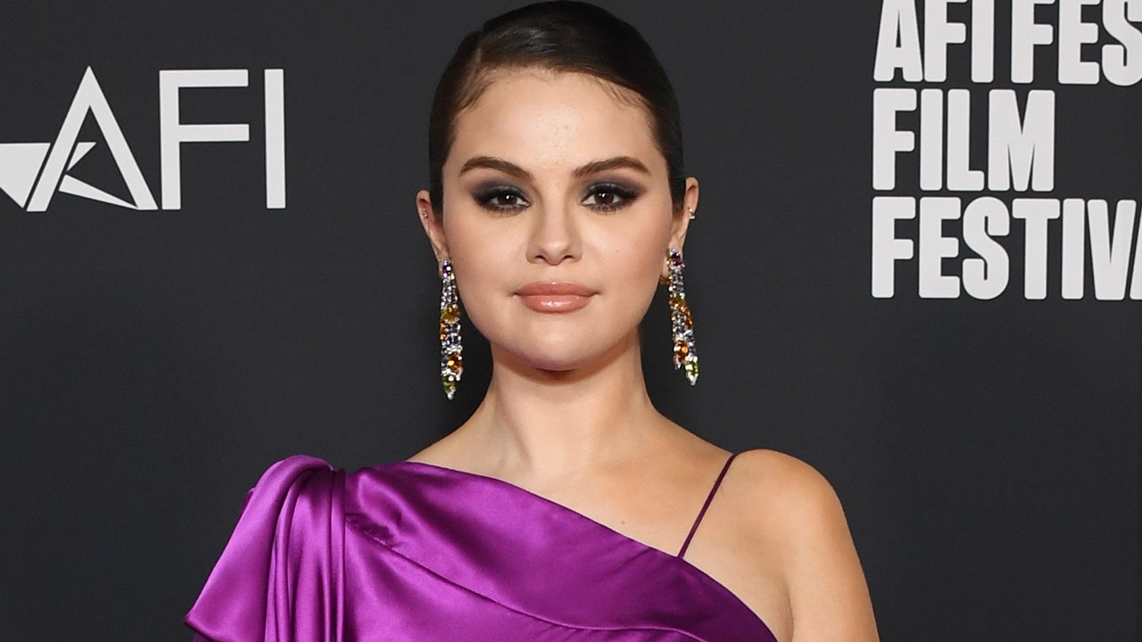 Selena Gomez says she may not be able to carry children due to bipolar ...