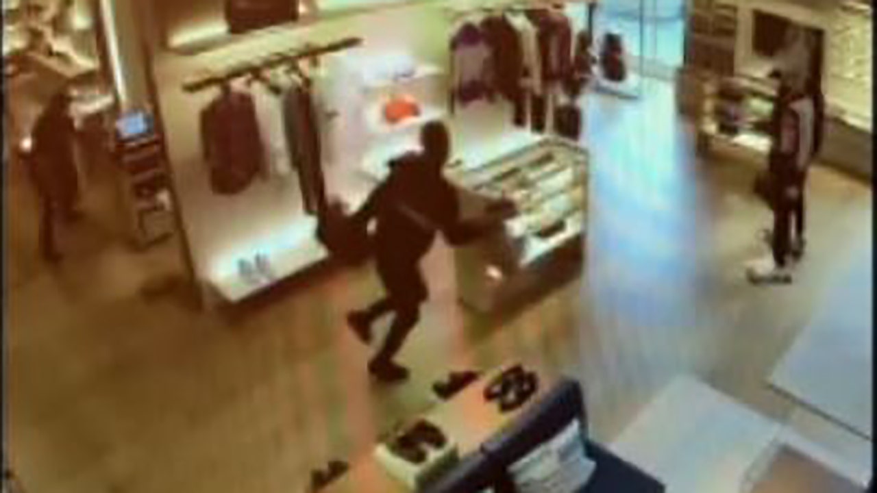 Video redzams vīrietis, kurš mēģina aizbēgt no veikala ar zagtām luksusa precēm