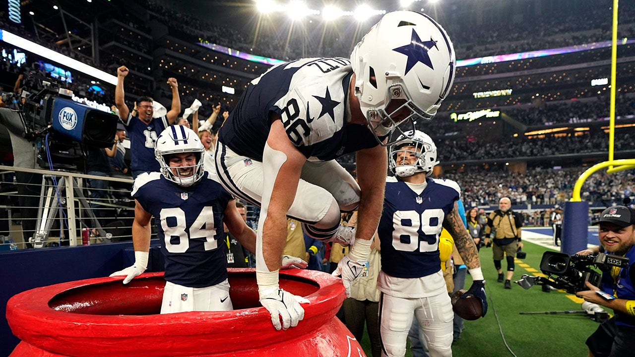 NFL fines Cowboys’ tight ends for Salvation Army kettle celebration on Thanksgiving: report