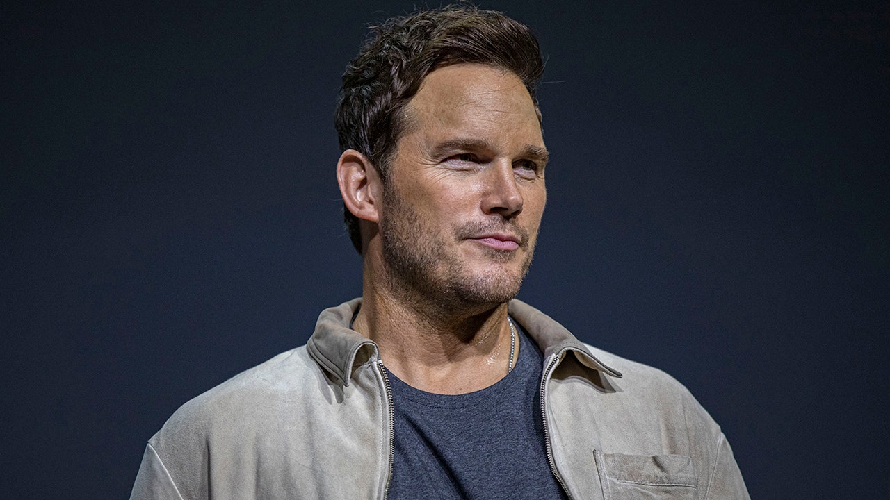 Chris Pratt beekeeper buzzes about being stung in the eye as she replies: ‘Leave the bee saving to me’