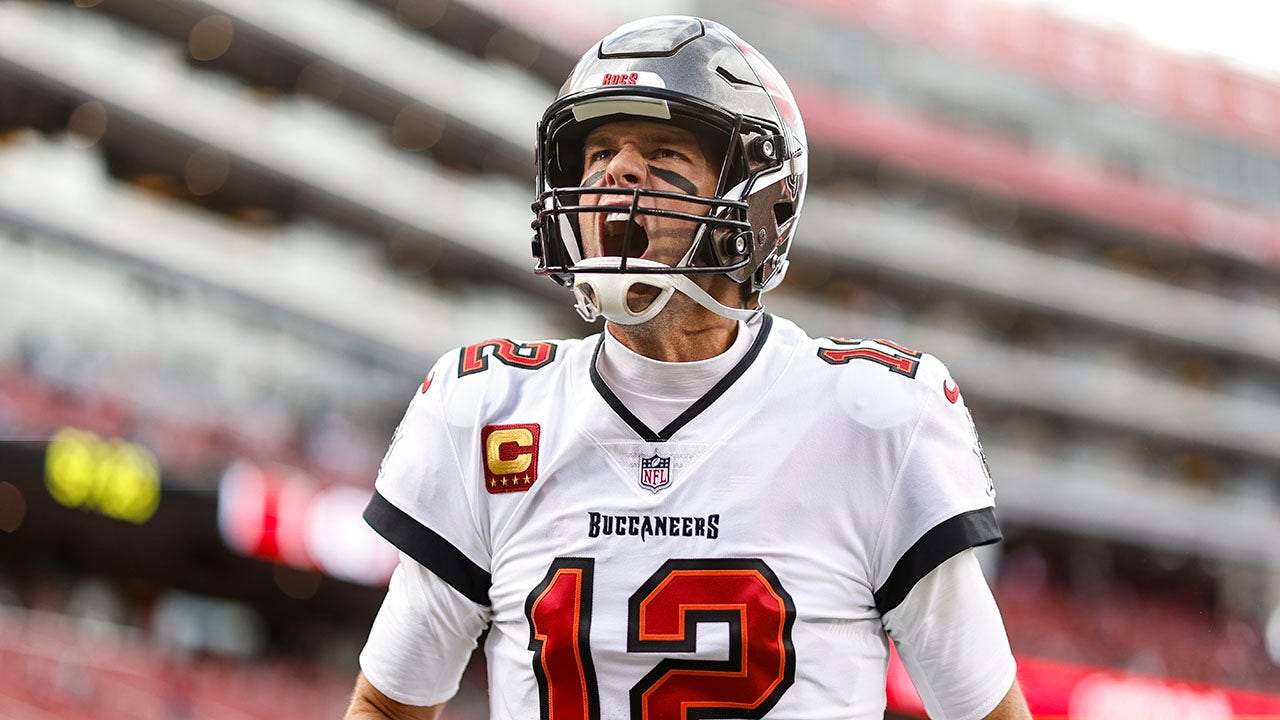 Bucs' Tom Brady laughs off signing intercepted ball for 49ers' Dre