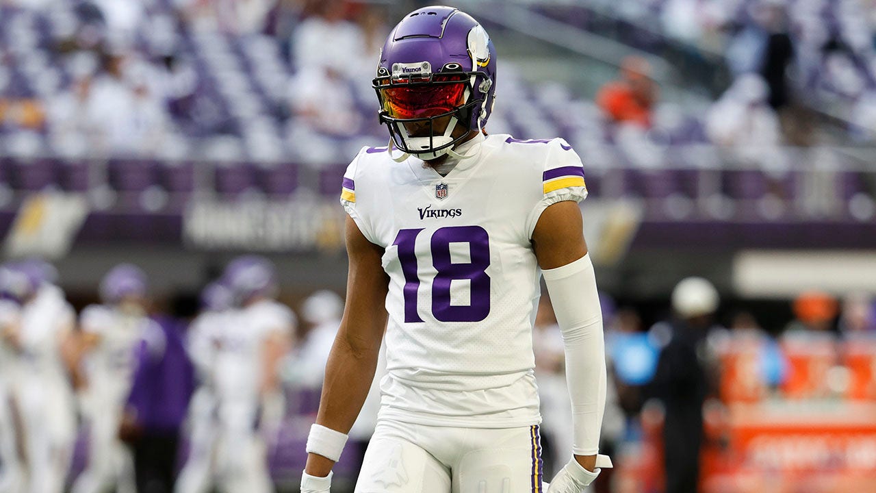 Justin Jefferson breaks Vikings' single-season receiving yards record held  by Randy Moss