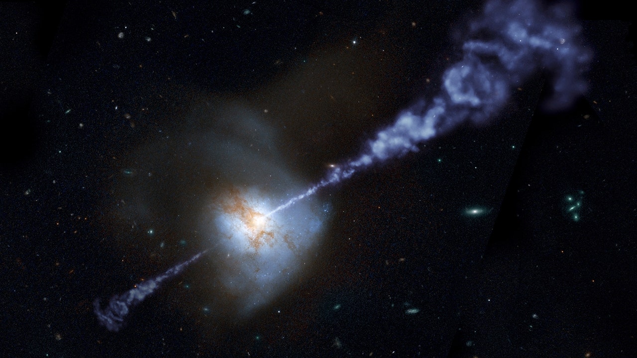 초대질량 블랙홀이 별을 집어삼키고 그 잔해를 지구로 뿜어냅니다.