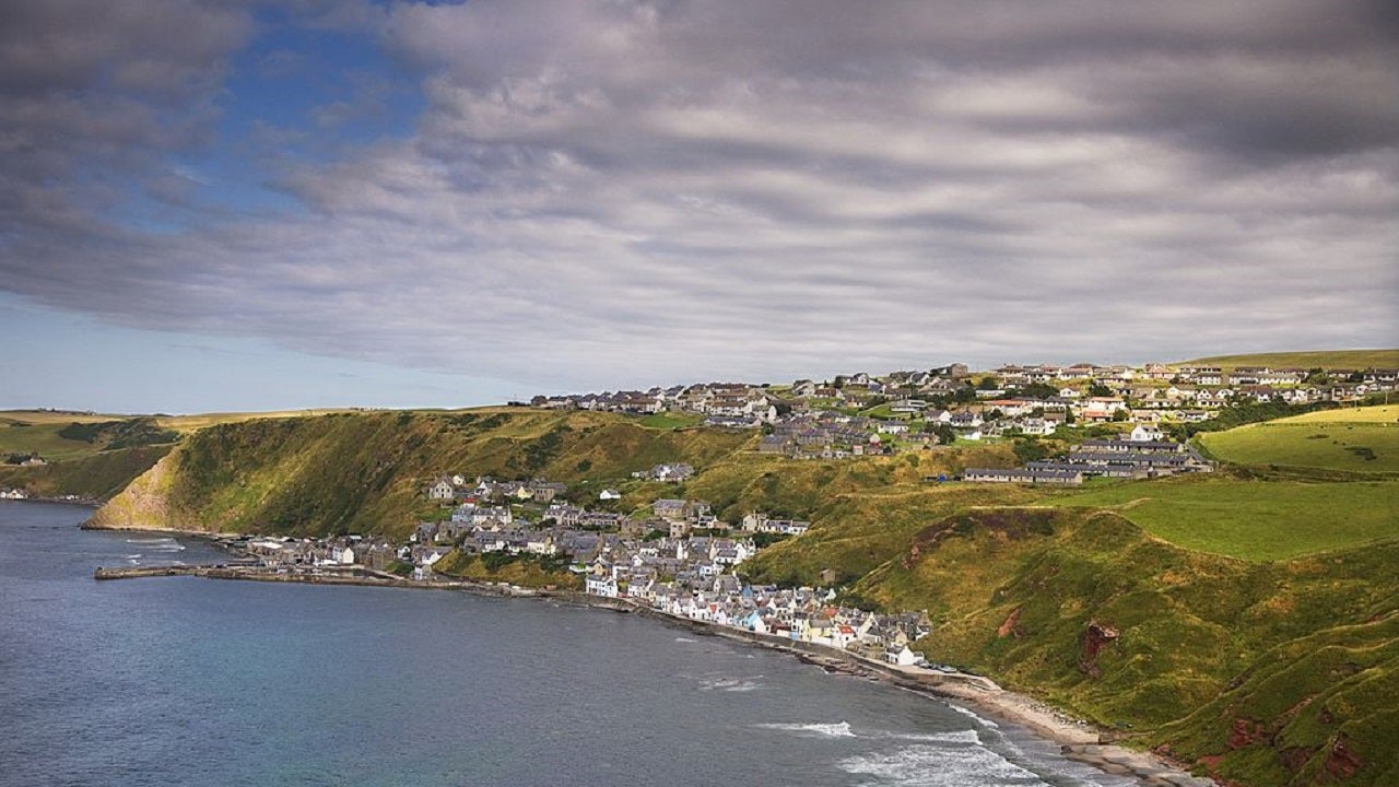 WATCH: Scottish seaside town visitors find the 'scariest road in the world'