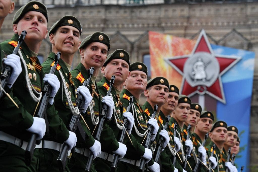 Putin's fashion faux pas: Russian military uniforms unsuitable for combat in brutal winter fight