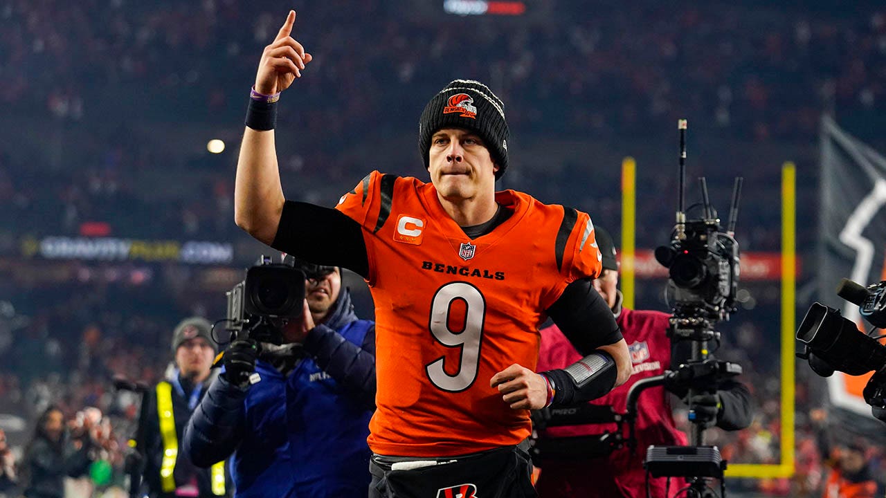 Joe Burrow Arrives in Pink Outfit Ahead of Bengals-Chiefs AFC