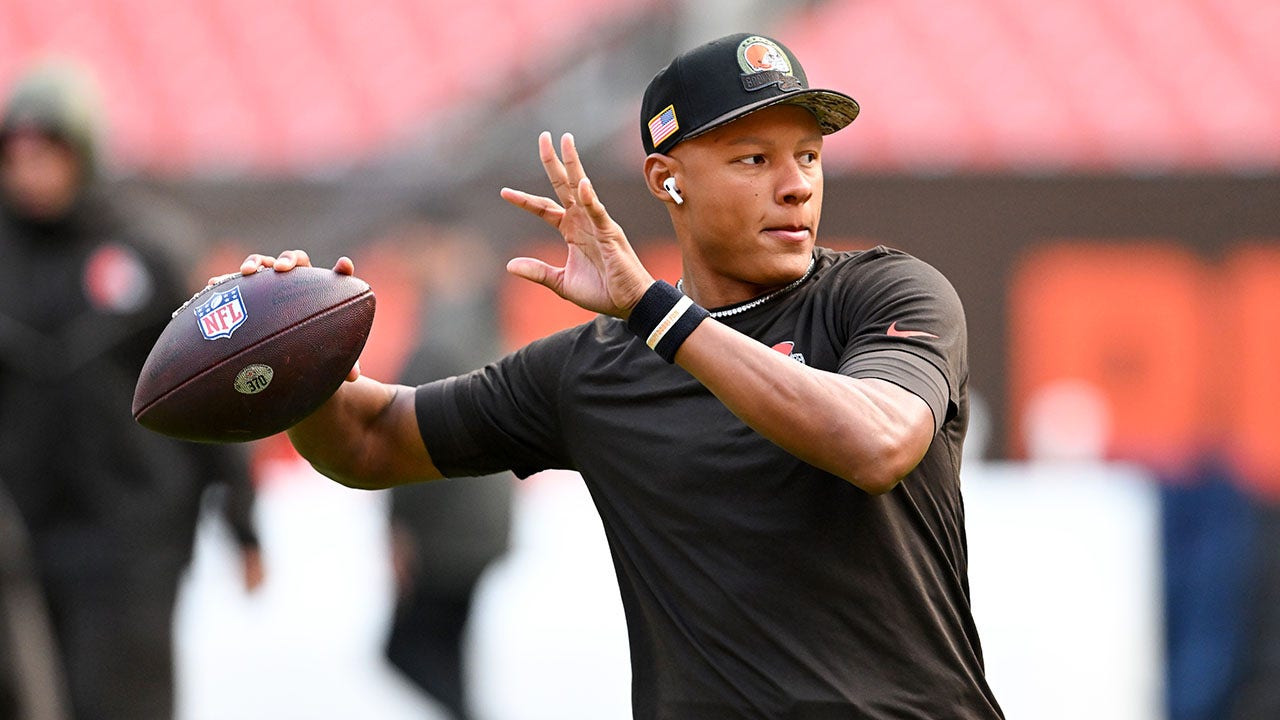 Browns sign QB Josh Dobbs