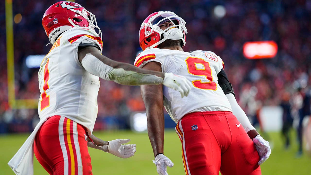 Chiefs stave off Broncos rally for win, pick up 14th straight win over  Denver