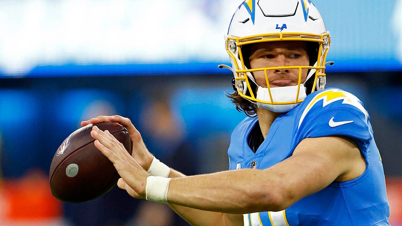 Justin Herbert leads Chargers past Dolphins in must-win game – Orange  County Register