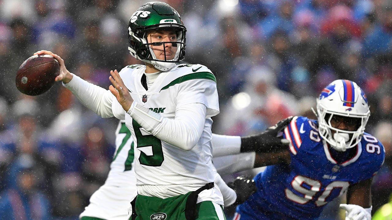 Mike White plays through injury, Jets come up short against Bills