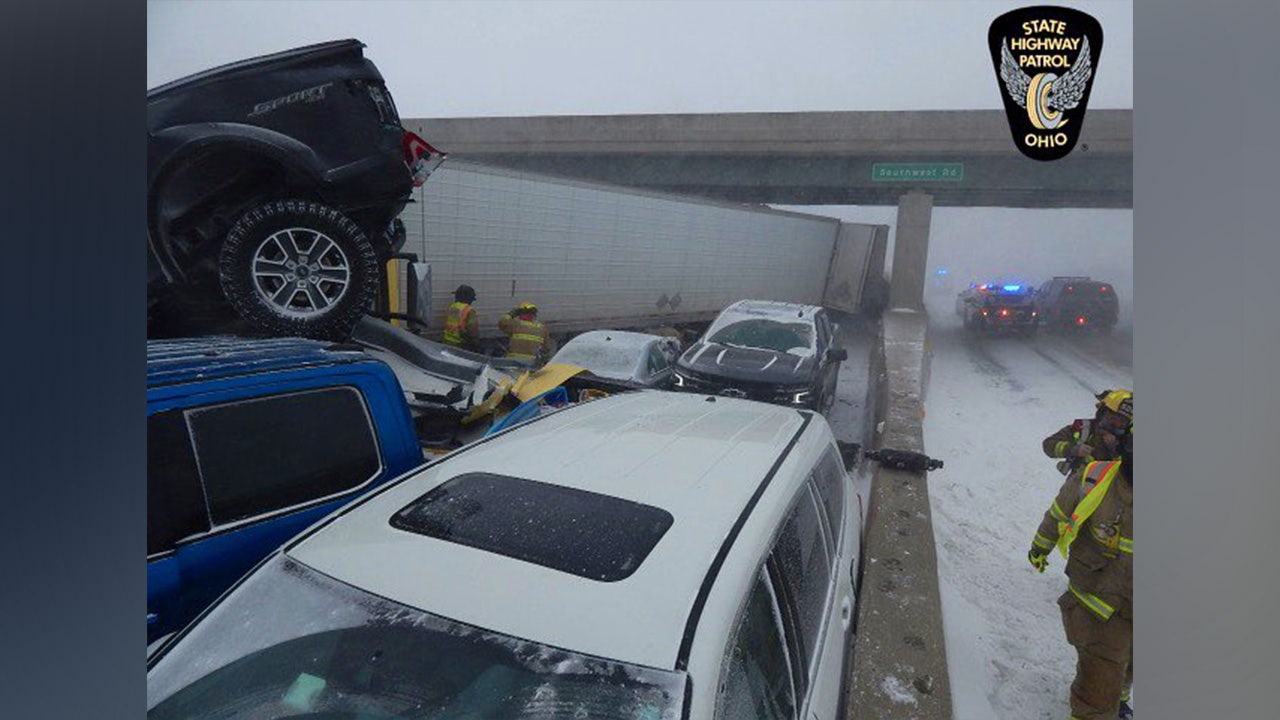 Engavetamento de 46 carros em Ohio mata pelo menos 3 em acidente de tempestade de inverno