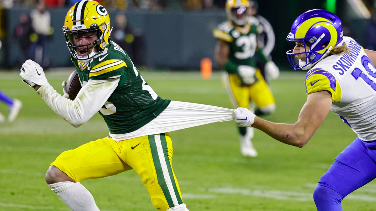 NFL fans shriek as Packers' Rasul Douglas laterals ball to
