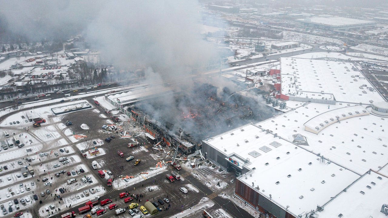 Moscow shopping mall ignites in flames, killing 1 man