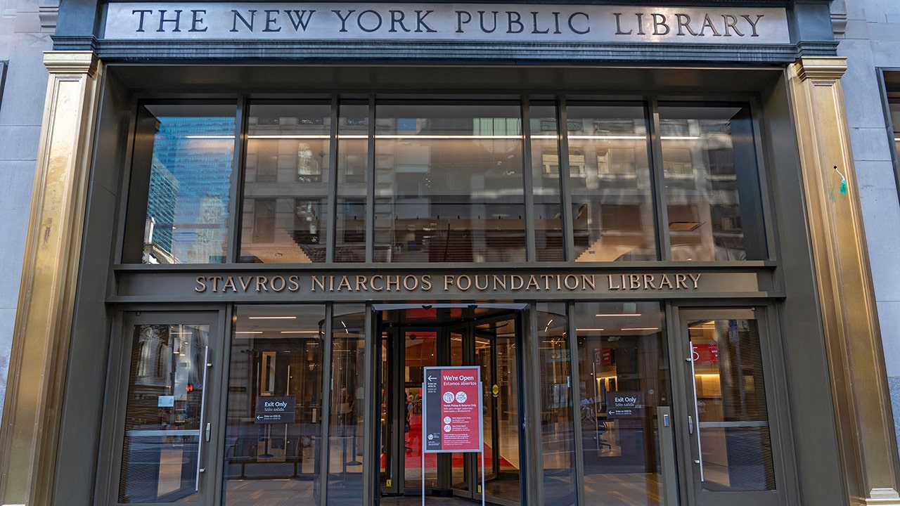 News :NYC man arrested after slapping cop’s hand during dispute with protesters at public library’s Drag Story Hour