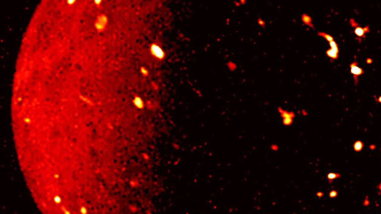 顕著なNASA画像は、Ioの火山表面を示しています。