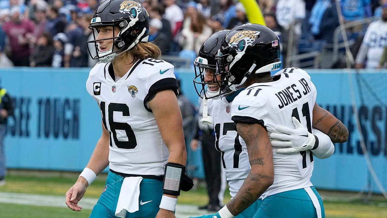 Jaguars snap ugly losing streak to Titans behind Trevor Lawrence’s 4 touchdowns