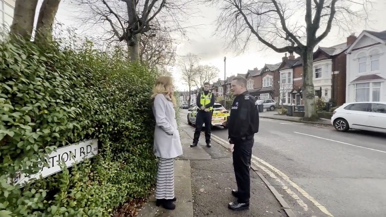 Twitter a éclaté sur la vidéo d’une femme britannique arrêtée pour avoir prié en silence en face d’une clinique d’avortement: « Terrifiant »