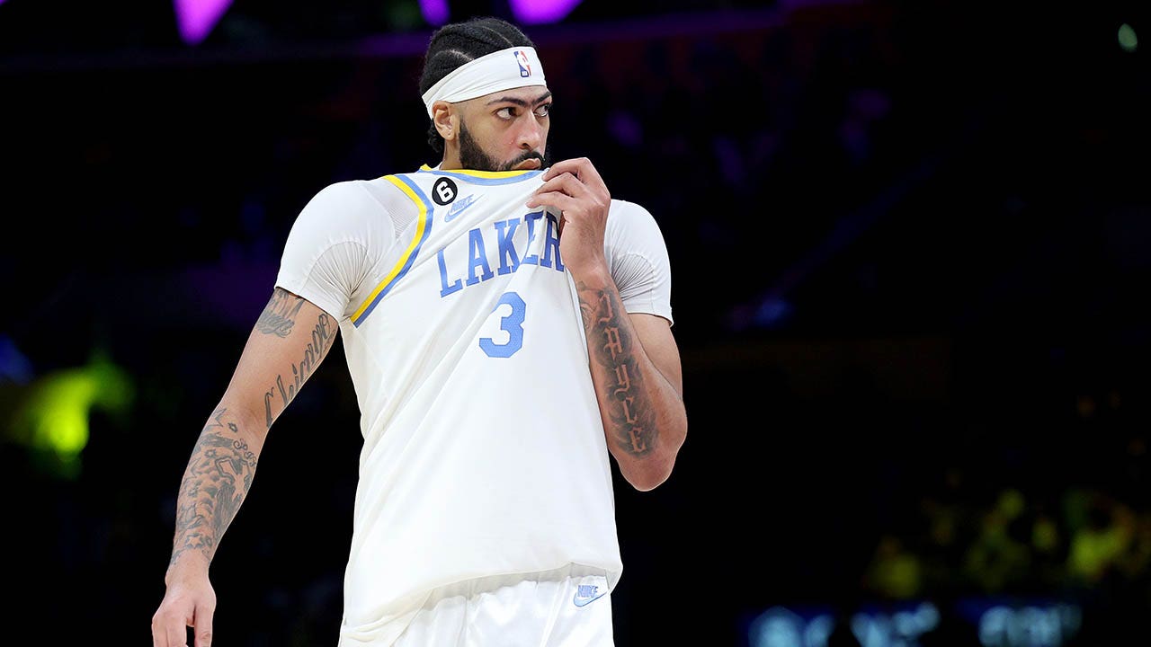 LA Lakers Anthony Davis Out Several Weeks with Foot Injury 