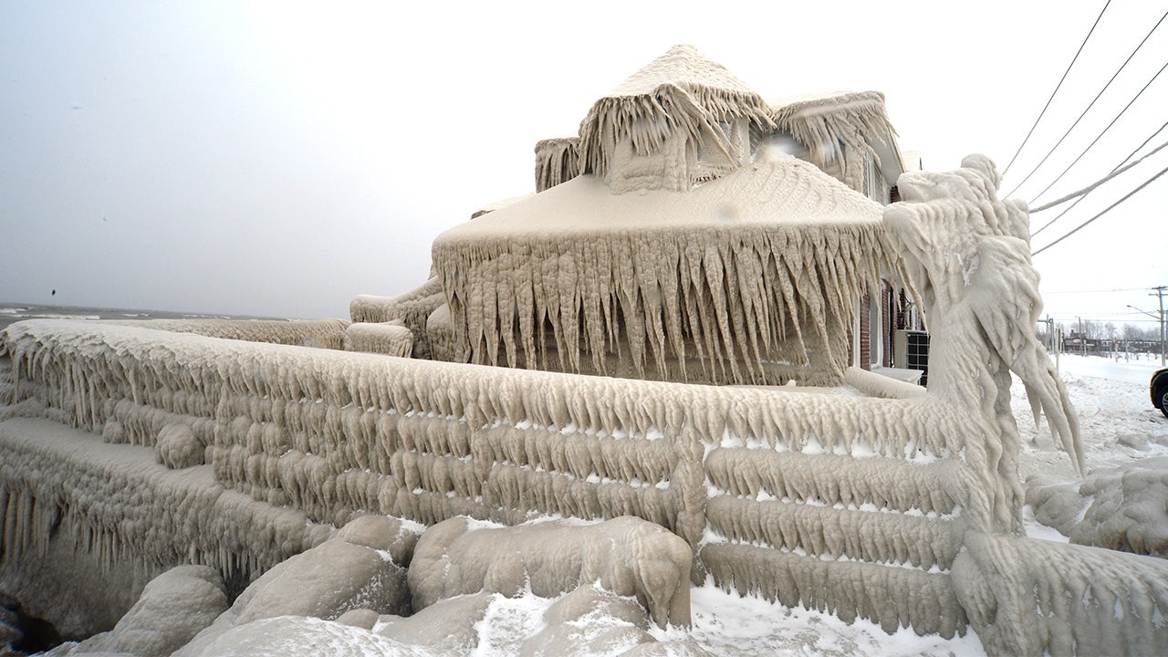 Buffalo, New York, winter storm leaves three dead as area buried